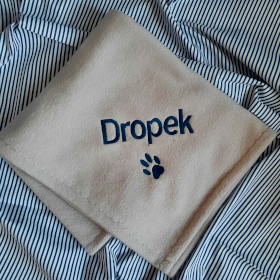szary koc dla psa z granatowym imieniem dropek sweetapaszka.pl